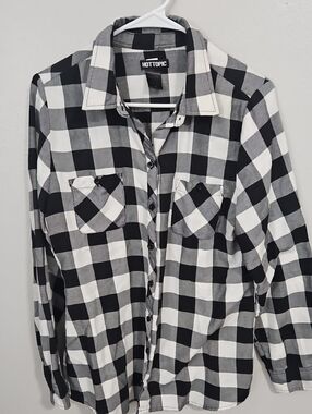 Hot Topic Black and White Plaid Button-Up Shirt